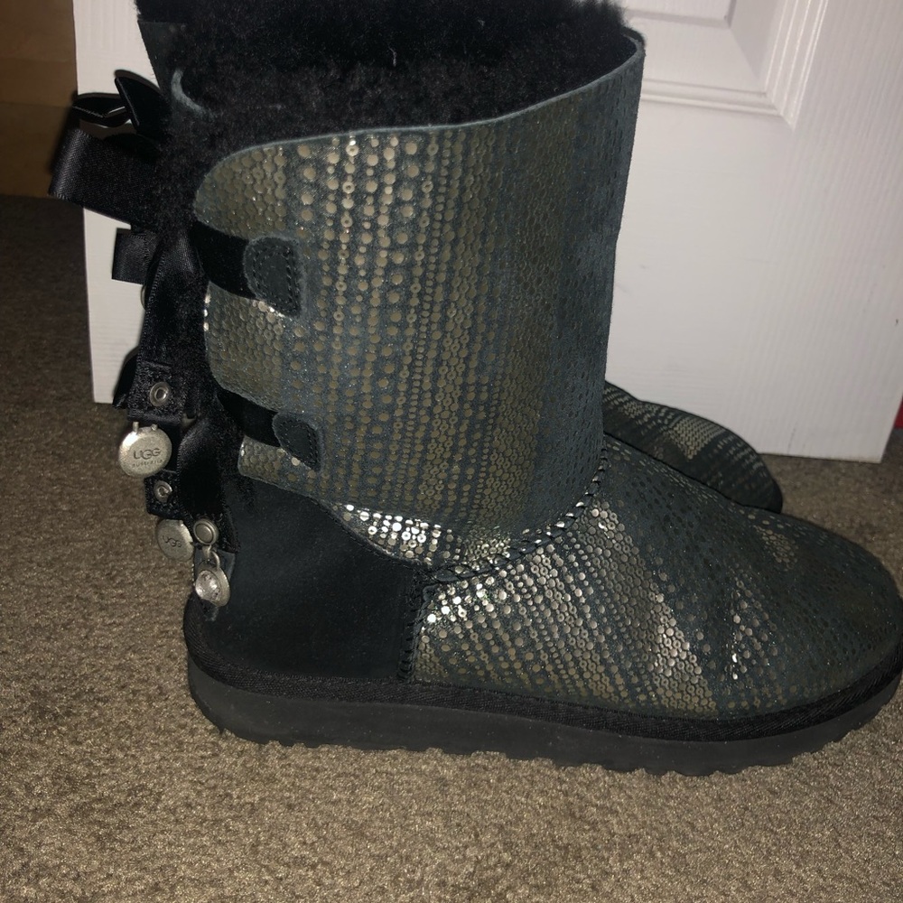 UGGS - Picture 3 of 4